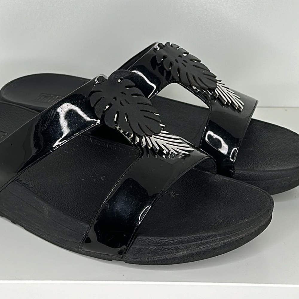 Black with leaves sandals. Ergonomic comfortable.  7 but fit more a 8